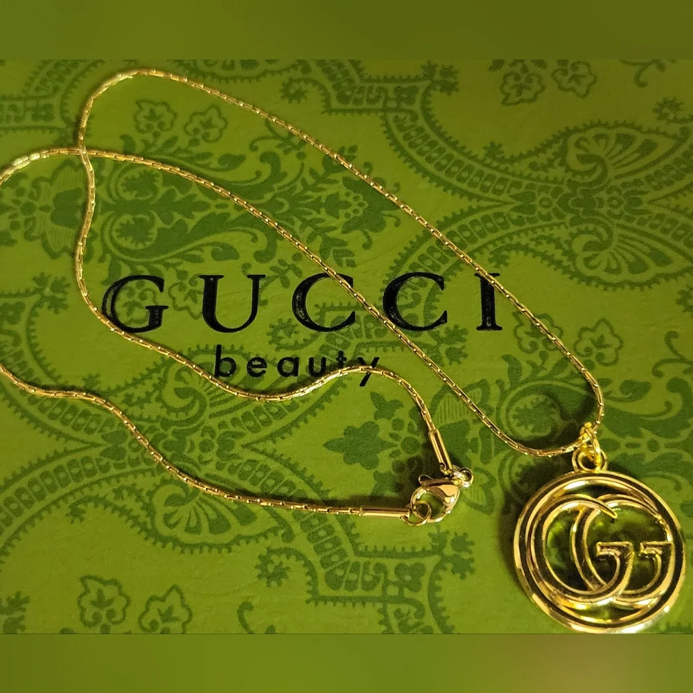 UNISEX  Gold GG Pendant, Ubranded Gold Plated Chain - Picture 3 of 3